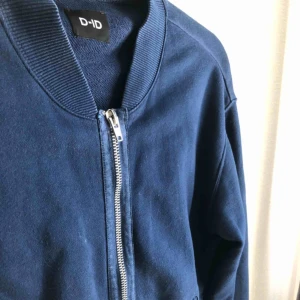 Bomber tröja - Super snygg tröja från  D-ID storlek L men passar mig som är en S/M för en snygg oversize look. Kontakta mig om du har frågor🥰