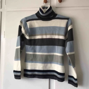  - Jättesöt stickad tröja,jättefin blååå färg😚 passar bra till jeans, kan nog bli lite kortare om man stoppar in under bh bygeln 🤩