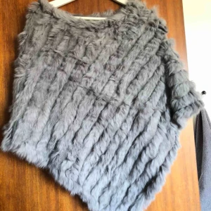  - Ljusgrå pälsponcho från MacLauren! Sparsamt använd.💓