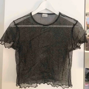  - Glittrig mesh tröja storlek S. Frakten är inkluderad i priset