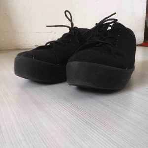  - Våriga svarta sneakers, knappt använda. Går att mötas upp i Kristianstad med omnejd eller fraktas.