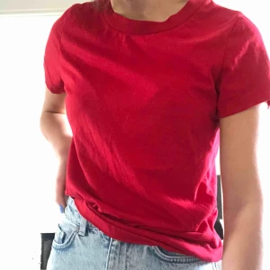  - Röd basic tshirt från bok bok. Aldrig använd