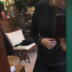  - ACNE träningsjacka/tröja med fickor och dragkedja. Inte använd. Marinblå med grå detaljer. Fyra fickor fram. Jätteskön!