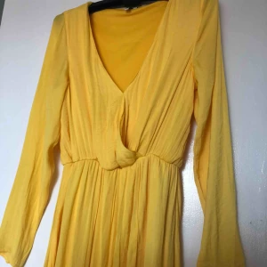  - Gul klänning från Nelly trend som endast är använd vid ett tillfälle. Slits nedtill och väldigt fin färg! 