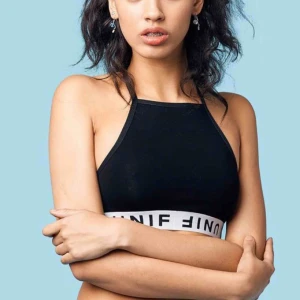  - Sparsamt använd top/bh.