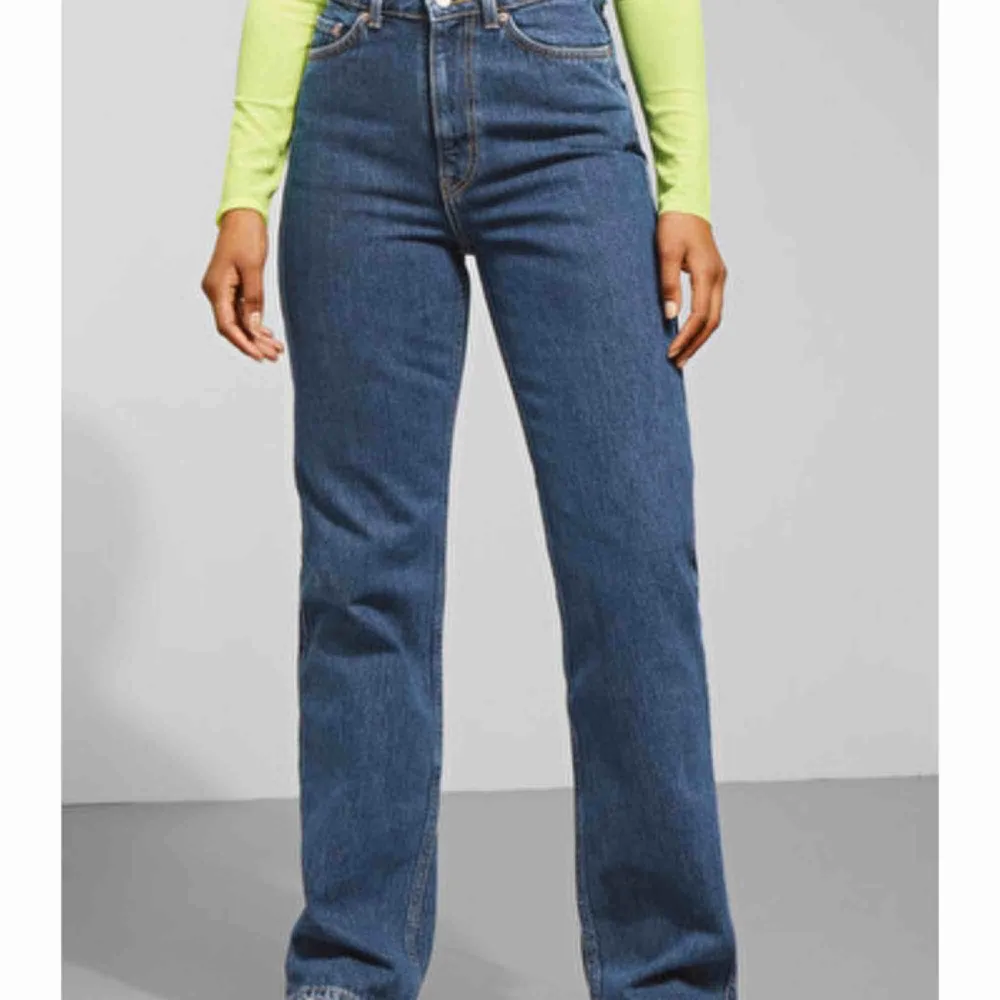 Snygga weekday jeans i modellen row säljes! BUDA! Om någon budar högre än dig under 24 h går budgivningen vidare😊 Jag står inte för frakten!. Jeans & Byxor.
