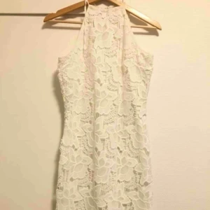  - Vit klänning storlek 36. Använt endast en gång. Nypris 499kr.