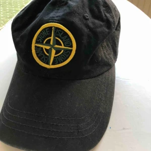  - Väldigt fin stone island keps, som jag inte använt så mycket. Passar bra inför sommaren. Högst budande vinner! Köparen står för frakt :)