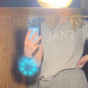  - En grå t-shirt från gant , säljer för att jag inte använder den. Använd ganska få gånger så den är i rätt fint skick!✨