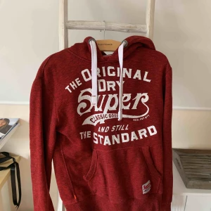  - Röd Hoodie från Superdry 