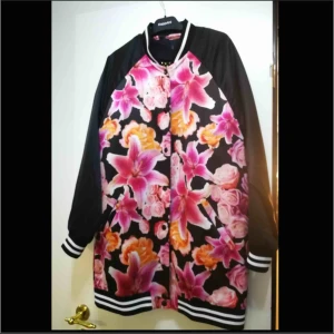  - Säljer denna ifrån monki i jättefin skick. Siden material! Felfri 