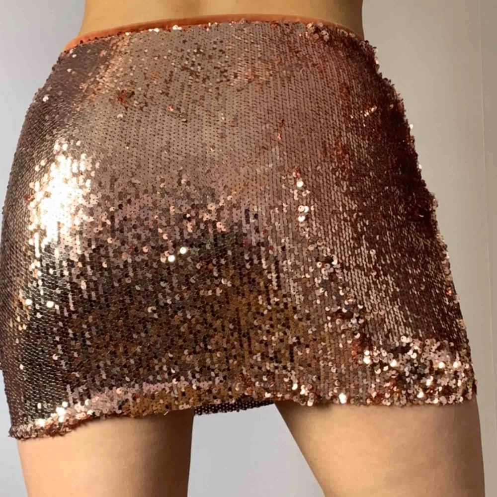En läxfärgad kjol av paljetter som lyser upp hela festen🤩 . Kjolar.