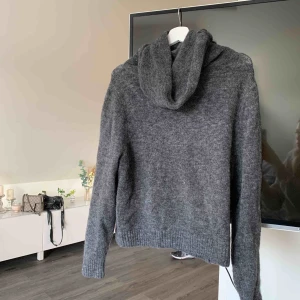  - Snygg grå stickad/tjocktröja  från hm