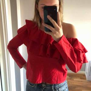 supersöt oneshoulder blus från nakd 🌶🥰 tyvärr har den blivit lite liten för mig :( 100kr inklusive frakt 