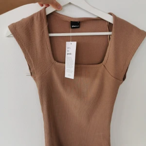 Ny top  - Nyhet från gina tricot. Beige topp i storlek S. Alla lappar kvar. Endast testad. Nypris 149 