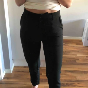  - supersköna kostymbyxor från nakd. liten tråd som sticker ut (bild 3). knapp borta men det gör inget eftersom det är en hake också. 90kr inklusive frakt.