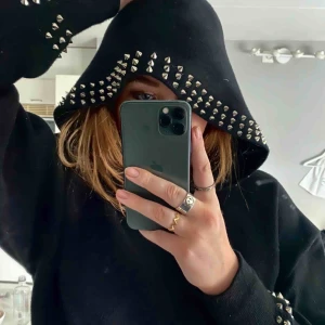  - Slutsåld zara Hoodie med nitar på, hur ballt?! Hoodien är mjuk och har nitdetlajer på luva mage och ärmar. 