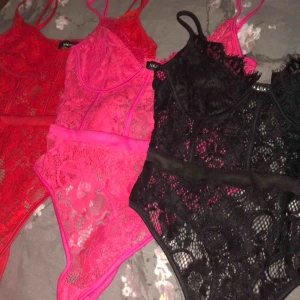  - Spetsbody från Madlady. Aldrig använda utan endast provade. 100kr styck +22kr frakt eller 250kr +45kr frakt för alla 3. Skriv till mig vid mer frågor😎