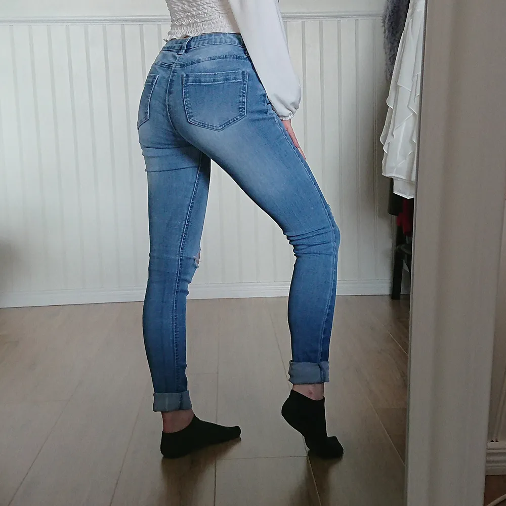 Distressed Jeans i storlek S (står 38 men passar mig som brukar ha S och XS). Ganska använda men det är inget fel på dem. 60 kr, köpare står för frakt 💕. Jeans & Byxor.