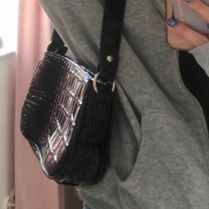  - Super snygg svart 90 tals inspirerad väska, perfekt skick. Original pris 300kr 🤩🤩
