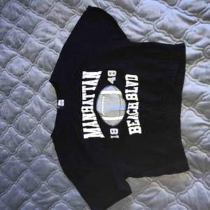 Fin croppad t-shirt från H&M🖤 Den har resårband så att det är stretch vid kanten längst ner på tröjan (man ser på bilderna) Skriv för mer info🥰
