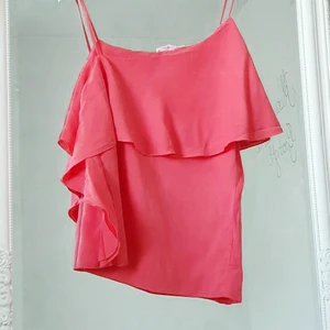 Aprikos topp one-shoulder S - Färg: orange/aprikos. Strl: S. Snygg one-shoulder topp från Zara, färgglad och elegant. Med volanger längs ena sidan. Använd vid ett tillfälle endast, bra skick! Betalning via swish, frakt tillkommer.