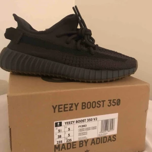  - Säljer dessa Yeezy 350 v2 Cinder i storlek 38 Helt nya med tags. 