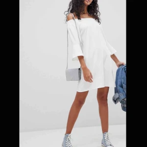  - Säljer denna ursnygga klänning från asos. Den är slutsåld på deras hemsida. Nypris: 500kr Mitt pris: 300kr inkl. Frakt  Endast använd en gång så den är som ny. Säljer pga att den tyvärr bara hänger i garderoben och inte kommer till användning.