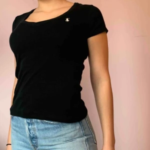  - En riktigt klassisk Ralf Laurent t-shirt🖤 Så snygg passform och riktigt bra kvalité och skick!