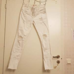 Jättefina vita jeans men slitningar, nästan oanvända💞 str är 170 men passar någon som har XS också. Kan hämtas annars står köparen för frakt🥰