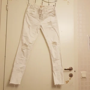 Vita jeans - Jättefina vita jeans men slitningar, nästan oanvända💞 str är 170 men passar någon som har XS också. Kan hämtas annars står köparen för frakt🥰