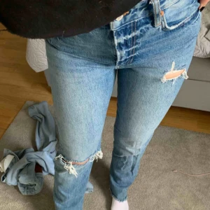 Snygga jeans - Så fina raka jeans från Zara med de perfekta hålen, bara använda några gånger, bud👖💕