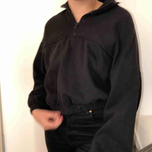  - Croppad tjocktröja med dragkedja vid kragen. Från Weekday och har strl S. Använd ett fåtal gånger! Köparen står för ev frakt!🌼