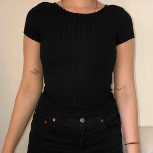  - Tight svart t-shirt med korta ärmar. Från Bikbok och har strl XS. Ganska liten på mig då jag i vanliga fall är S/M! Köparen står för ev frakt!🌼