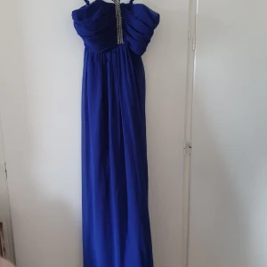 Balklänning - Den här klänningen har varit med om en bal, bröllop och även när jag modellerade 