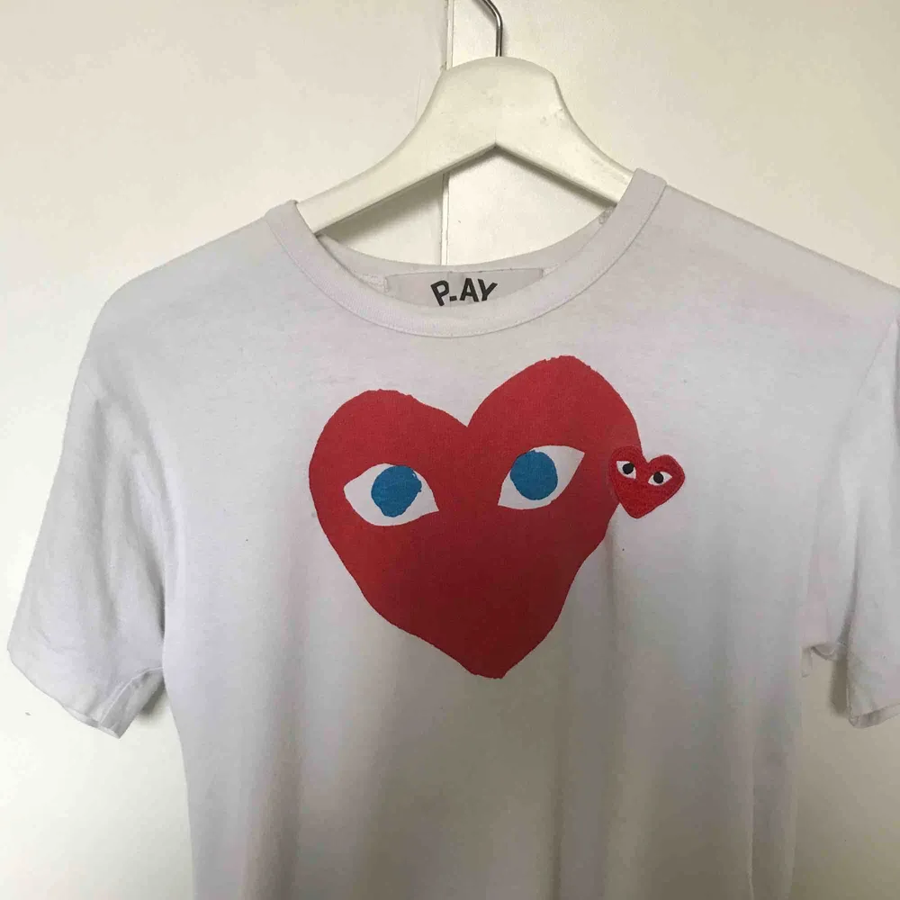 Comme des garcons t-shirt, självklart äkta köpt på NK. Priset kan diskuteras och tar emot byten. Cond 8/10. T-shirts.