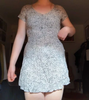 Miniklänning  - Säljer denna fina klänningen från weekday, köpt förra sommaren men säljer då den tyvärr för liten för mig. Man stänger den med en dragkedja i sidan ❤