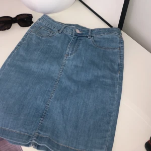  Knälång jeanskjol  - Jeanskjol från okänt märke. 146cm lång. Frakt ingår🌸
