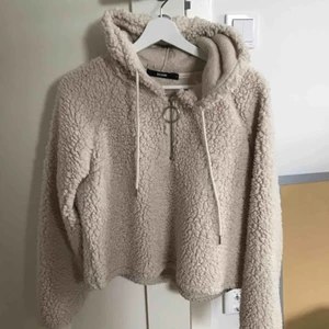  - Super mysig hoddie från bikbok. Väääldigt mjukt och skönt material. Tyvärr kommer den inte till användning. Använd ca 4 gånger.