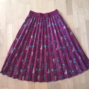 Mönstrad plisserad kjol - Säljer denna balla plisserade kjolen som är köpt utomlands. Mönstret är kedjor, tofsar och leoparder ❤