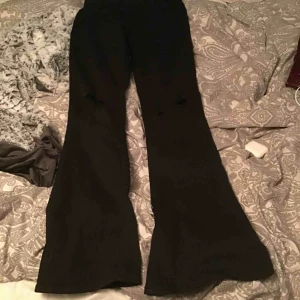  - Bootcut jeans från ginatricot  Storkel m  Klippta hål på knäna 