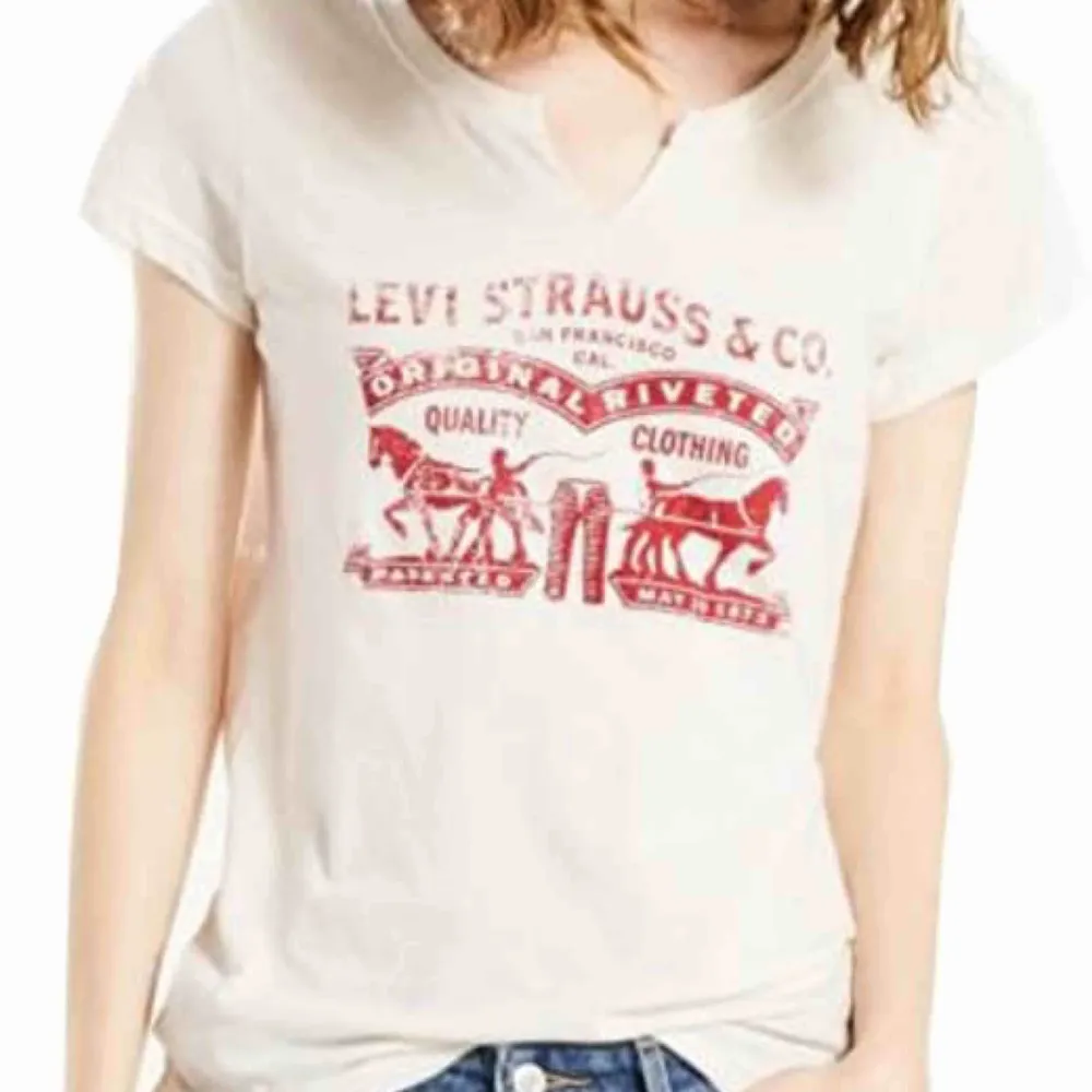 Vit Levis t-shirt med rött tryck. Superfin och skön. Superfint skick. Skriv för mer info eller bilder :). T-shirts.