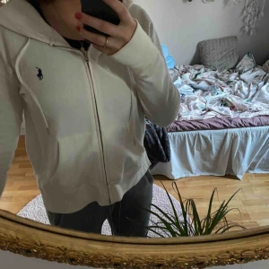  - En knappt använd huvtröja från Ralph Lauren  Nypris 1350 