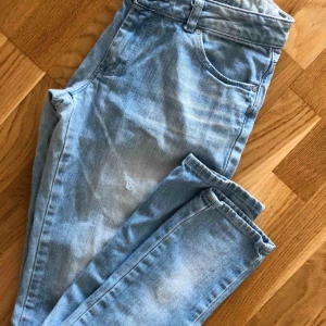  - Never denim jeans 🦋 •Storlek 27(passar 36/S) •55 kr 🚫 Djurfritt och rökfritt hem 📍Kan mötes upp i Mölnlycke 📤Kan skickas mot fraktkostnad 