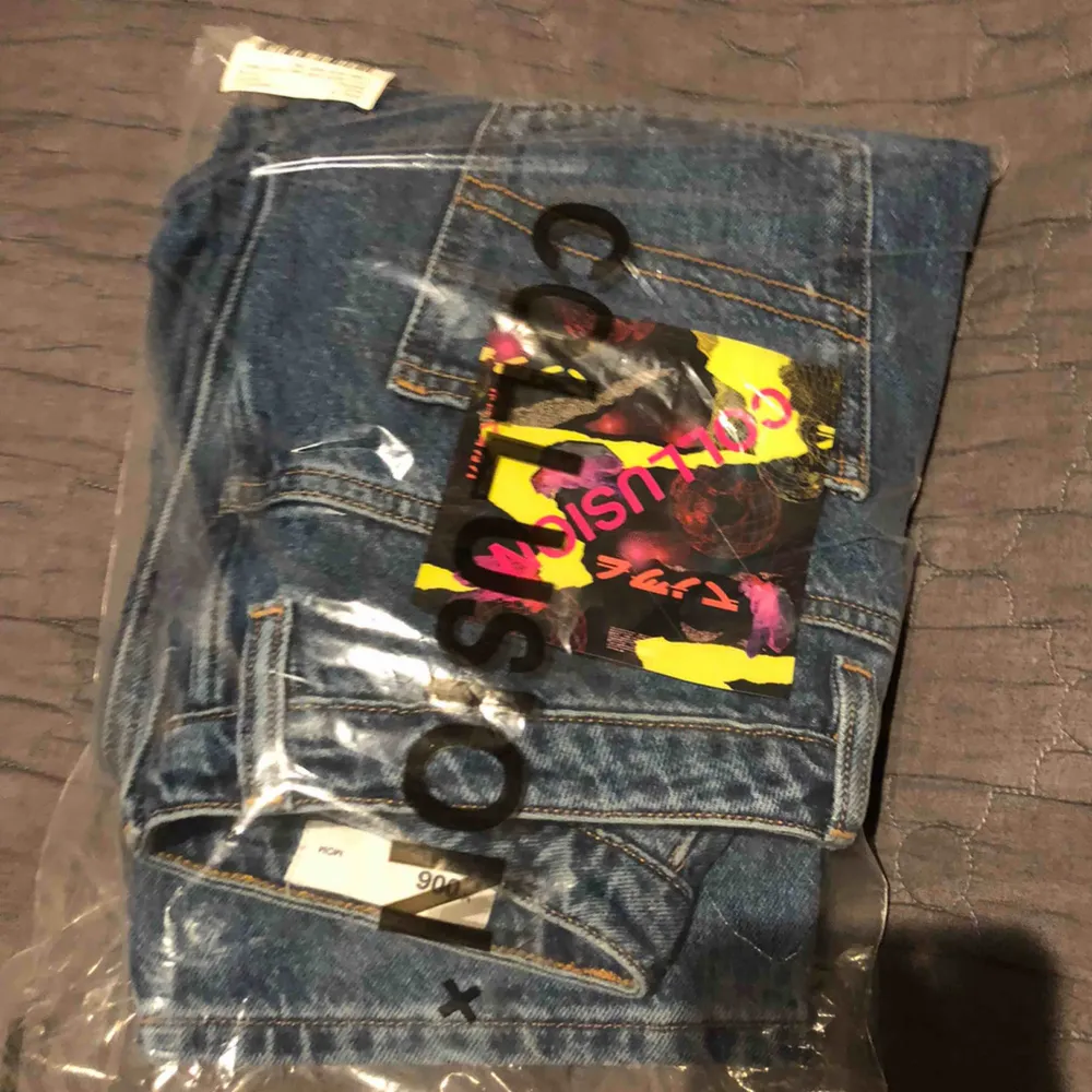 Snygga momjeans beställda från ASOS, säljes pga fel storlek och är därför helt oanvända. Från märket COLLUSION . Jeans & Byxor.
