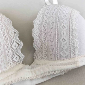  - En snygg vit bh från H&M med lite push up. Knappt använd. (Frakt tillkommer om den ska skickas)