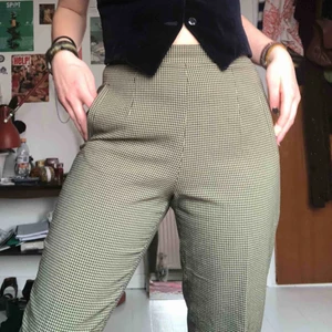  - säljer det som har varit mina FAVORIT byxor!! Mycket fina rutiga kostymbyxor (ish) är köpta vintage och går högt i midjan samt  har fickor. Är super fina till vardags men går även att klä upp. 💘💘