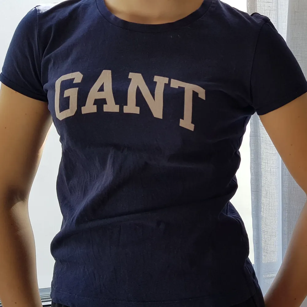 Snygg tröja från Gant, använd ganska mycket men inte så sliten förutom att den rosa färgen på texten har blivit ljusare i tvätten. Tröjan är i storleken 146-152 men passar om man har storleken XS - S. Frakt tillkommer 💕😊. T-shirts.