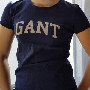 Snygg tröja från Gant, använd ganska mycket men inte så sliten förutom att den rosa färgen på texten har blivit ljusare i tvätten. Tröjan är i storleken 146-152 men passar om man har storleken XS - S. Frakt tillkommer 💕😊