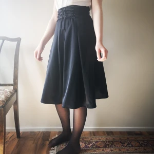 Festkjol med snörning - Fin knälång festkjol i blankt vackert tyg med snörning i fram 👗✨ Frakt tillkommer! 